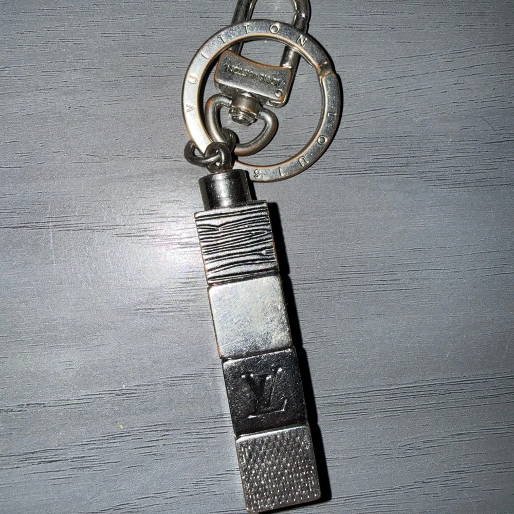 Louis Vuitton Damier Silver Key charm / Bag Charm - Picture 3 of 5